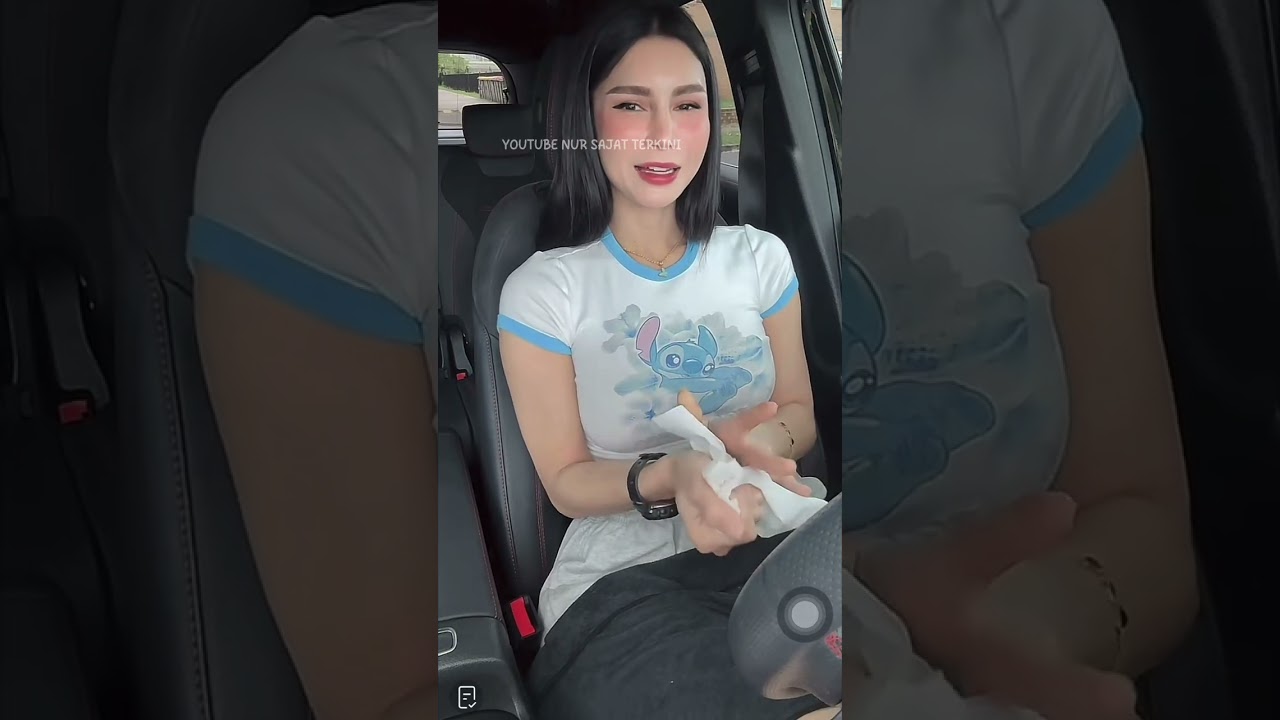 Sedapnya Nur Sajat Makan Ini Di Mobil Hari Ini