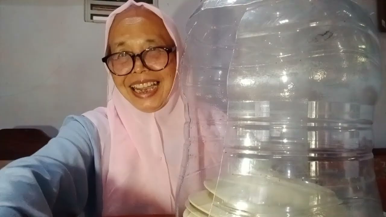 Tempat piring dari galon bekas air mineral