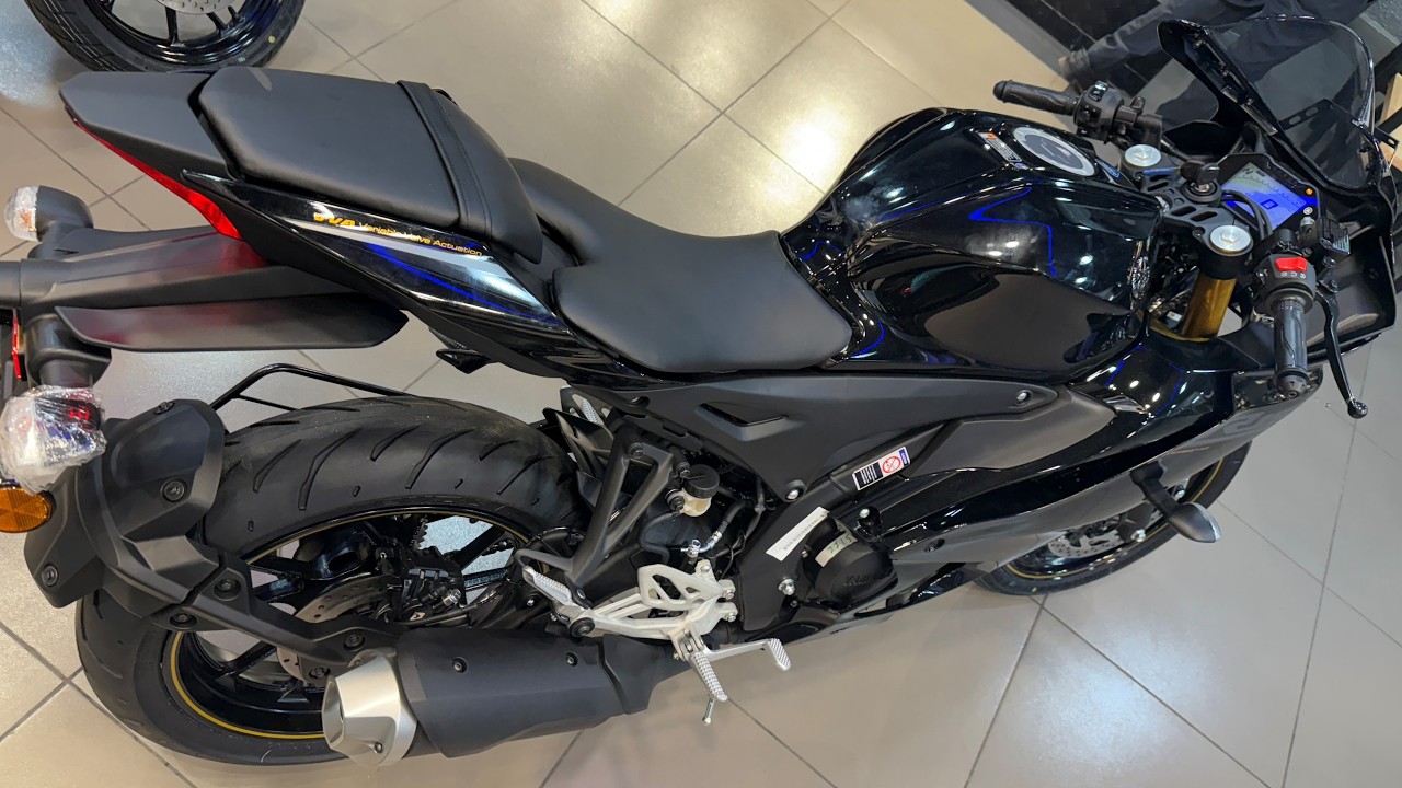 Подробный обзор мотоцикла Yamaha R15 V4.0 в цвете Metallic Black | Лучший в своем сегменте