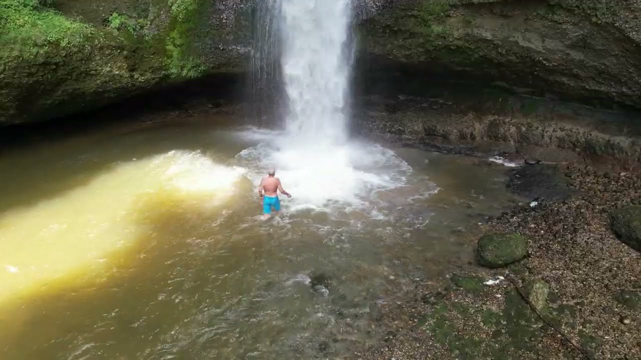 Weg zum Wasserfall im Tschoumisloch durchs Zapfenmoos