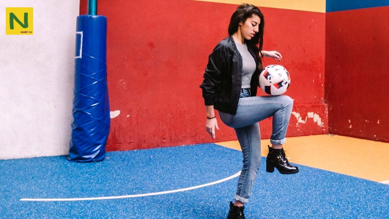 17歳 フリースタイル女王の絶技【サッカー】 | Lisa Zimouche freestyle skill Compilation