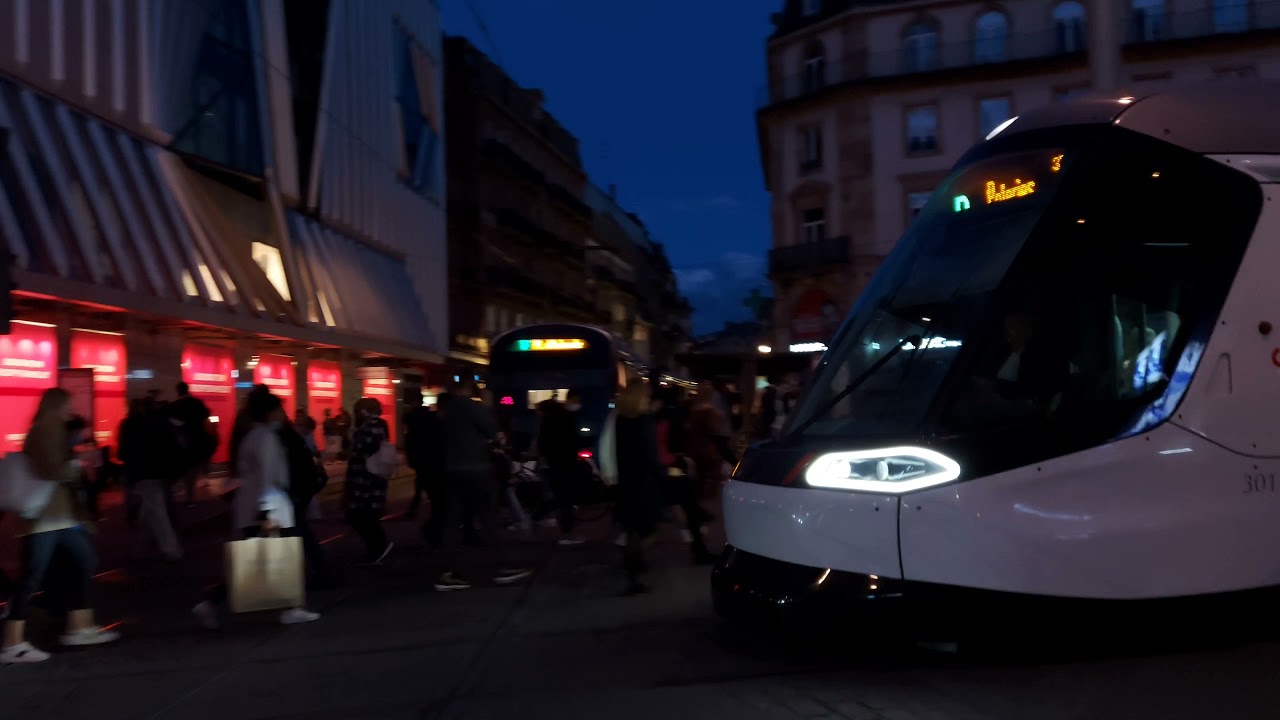 les trams de la ligne A et B et F et D et C et E