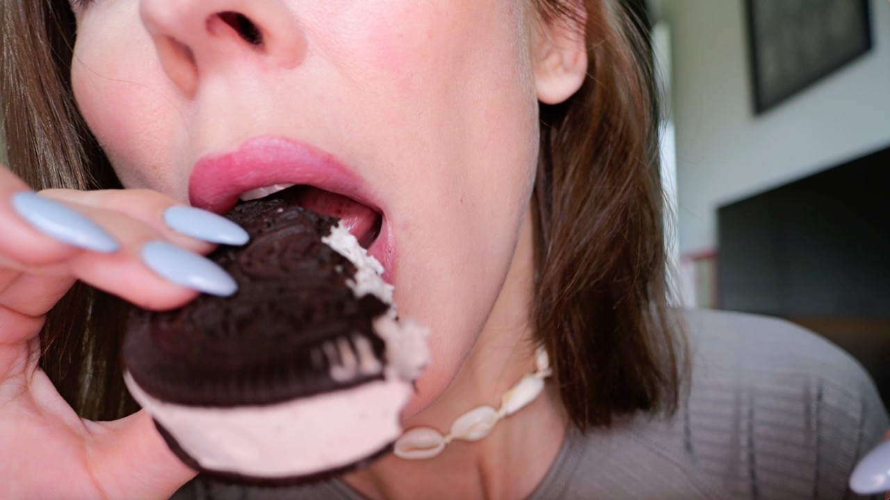 Eating Oreo Ice Cream Sandwich 🤤🍦 #ASMR