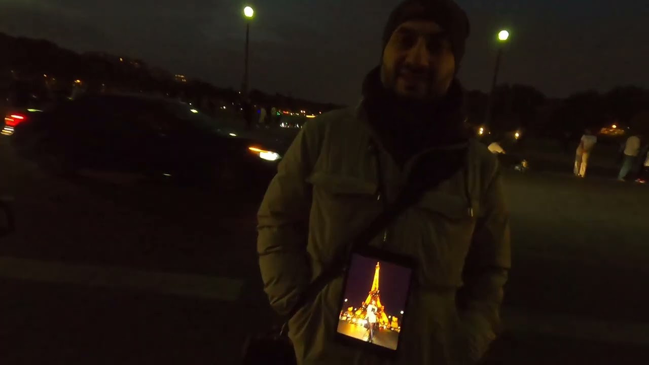 Raat ko #eiffeltower ke sath photo k liye itne paise #sameersethi