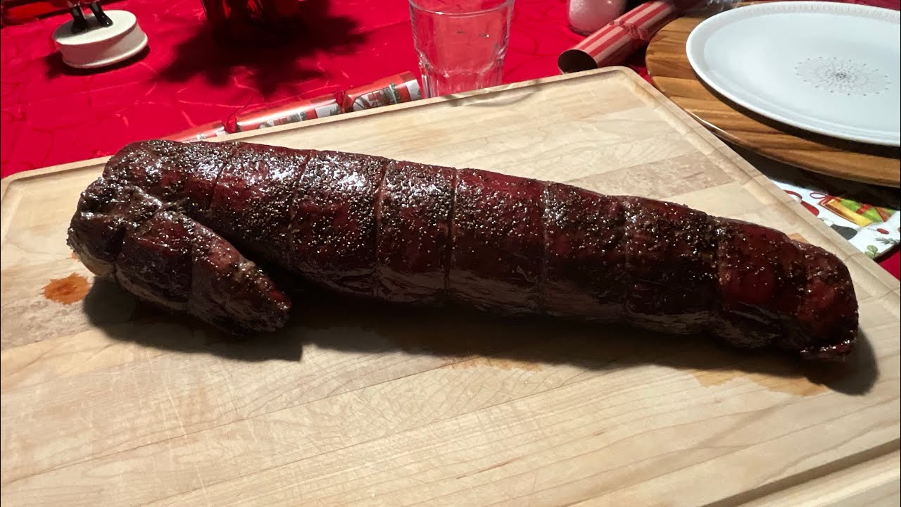 Целая говяжья вырезка, приготовленная на гриле.