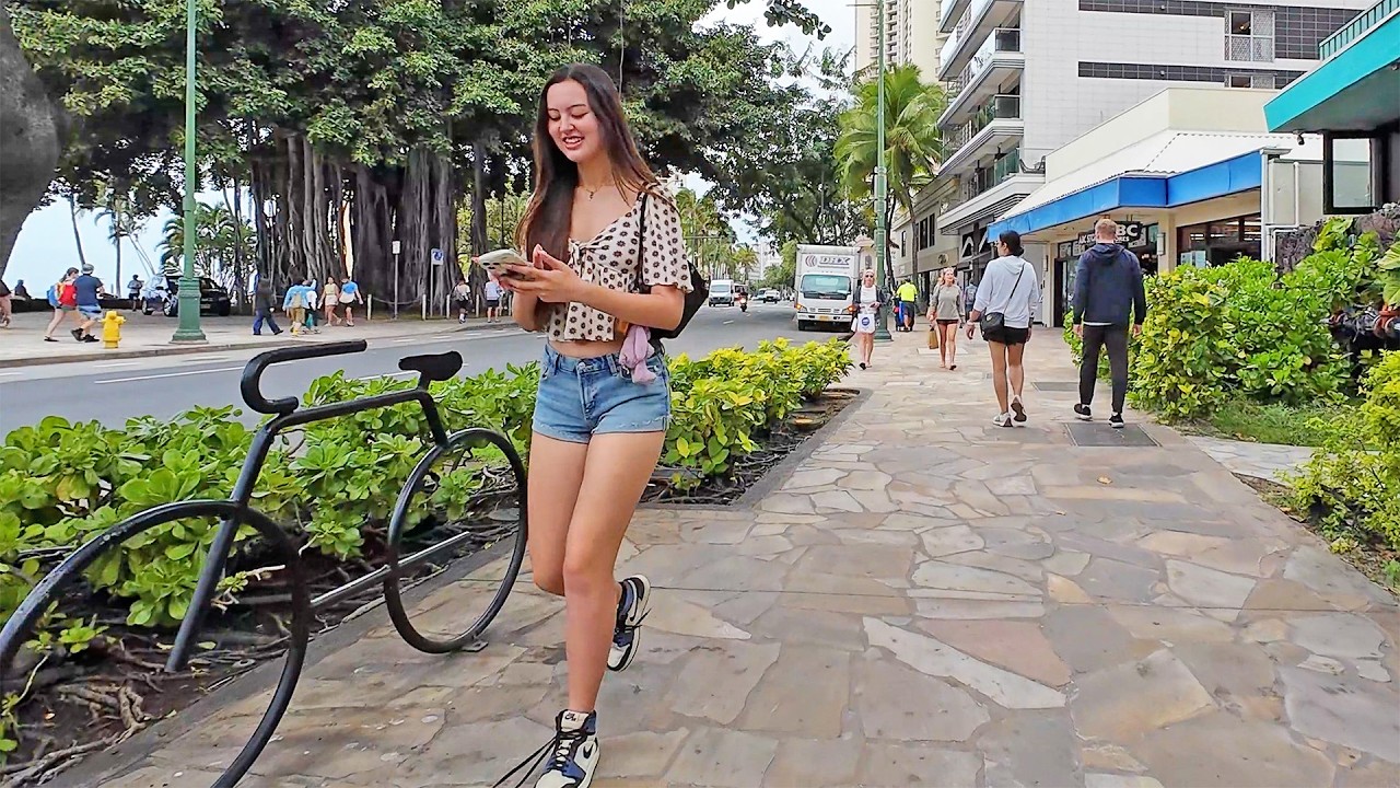 Kalakaua Avenue Vibes: A Chill Walk in Waikiki 🏖️🌴