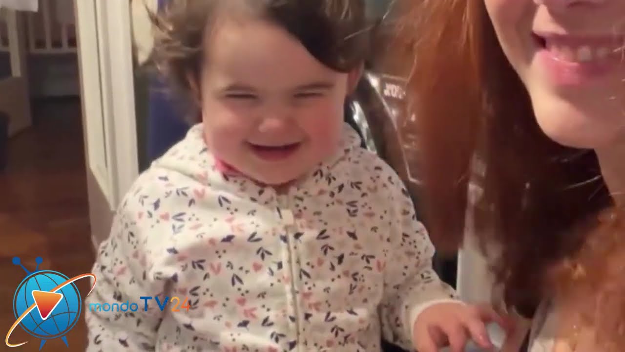 Rosalinda Cannavò cerca di asciugare i capelli mentre la sua piccola figlia la disturba 