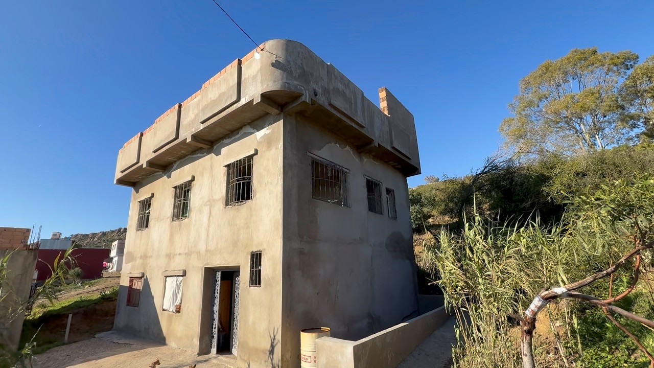 دار للبيع الثمن 55 مليون المساحة 100 متر مبنية فيها 75 متر شوكة بكاراج وطبقة