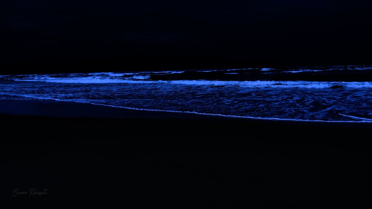 Addormentarsi con i suoni rilassanti delle onde durante la notte | Suoni dell'oceano a tono basso