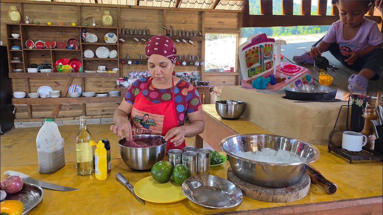 Enterramos la carne en SAL y VINO TINTO. LEILA COLANDO CAFÉ. Comida Típica La vida del campo.