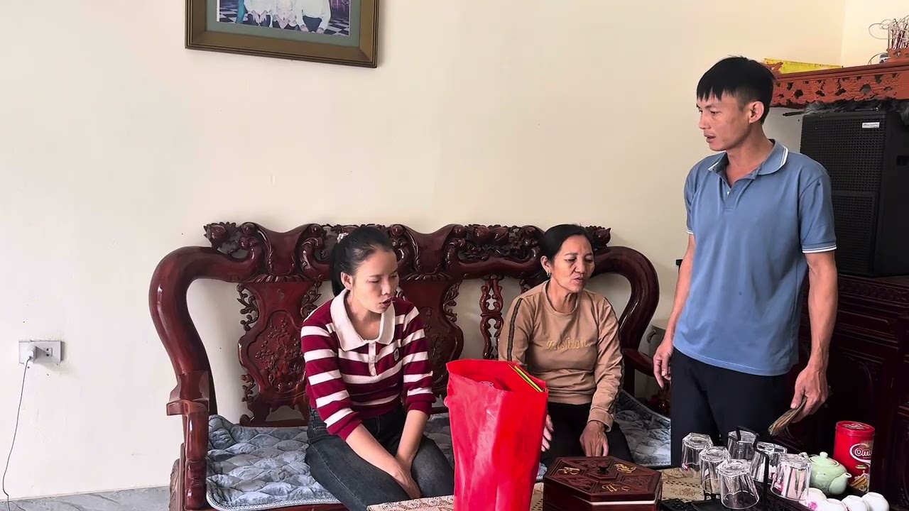 Toàn về gặp mẹ con nhà nham lôi ra một sắp tiền để mừng tuổi 
