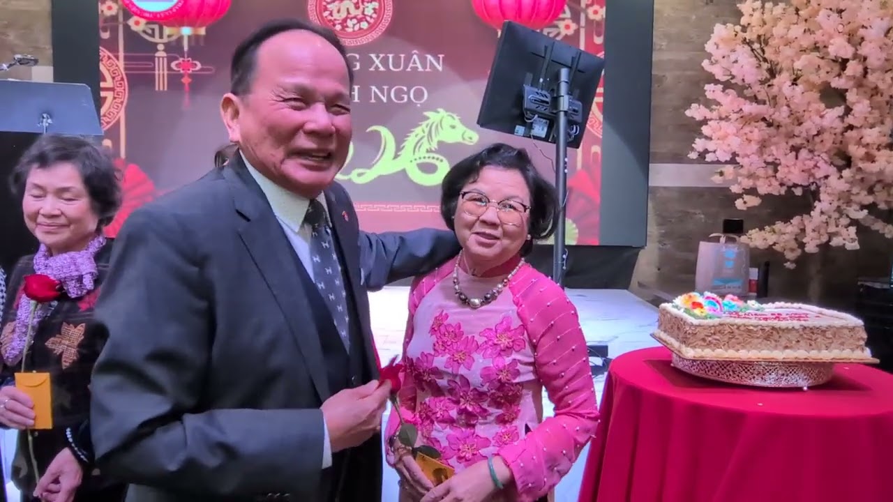 TẶNG HOA & QUÀ CÁC QUẢ PHỤ 