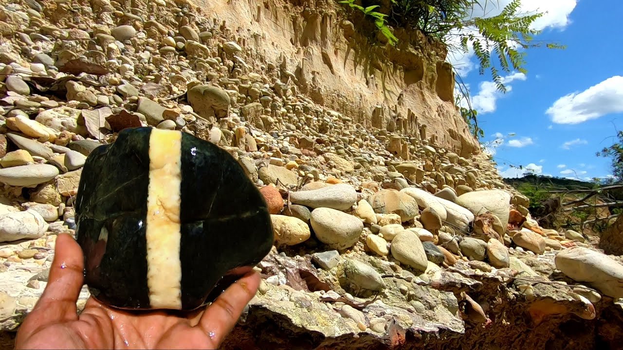 SELAIN EMAS,SUNGAI INI GUDANGNYA BATU KRISTAL UNIK DAN ANTIK !!!