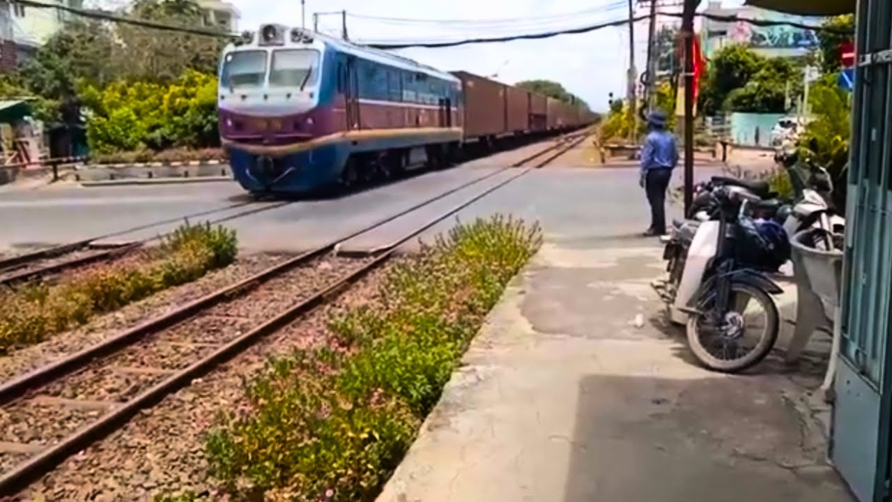 D19E-954 kéo tàu hàng container HH16T vào ga Nha Trang | 11:15-30/4/25