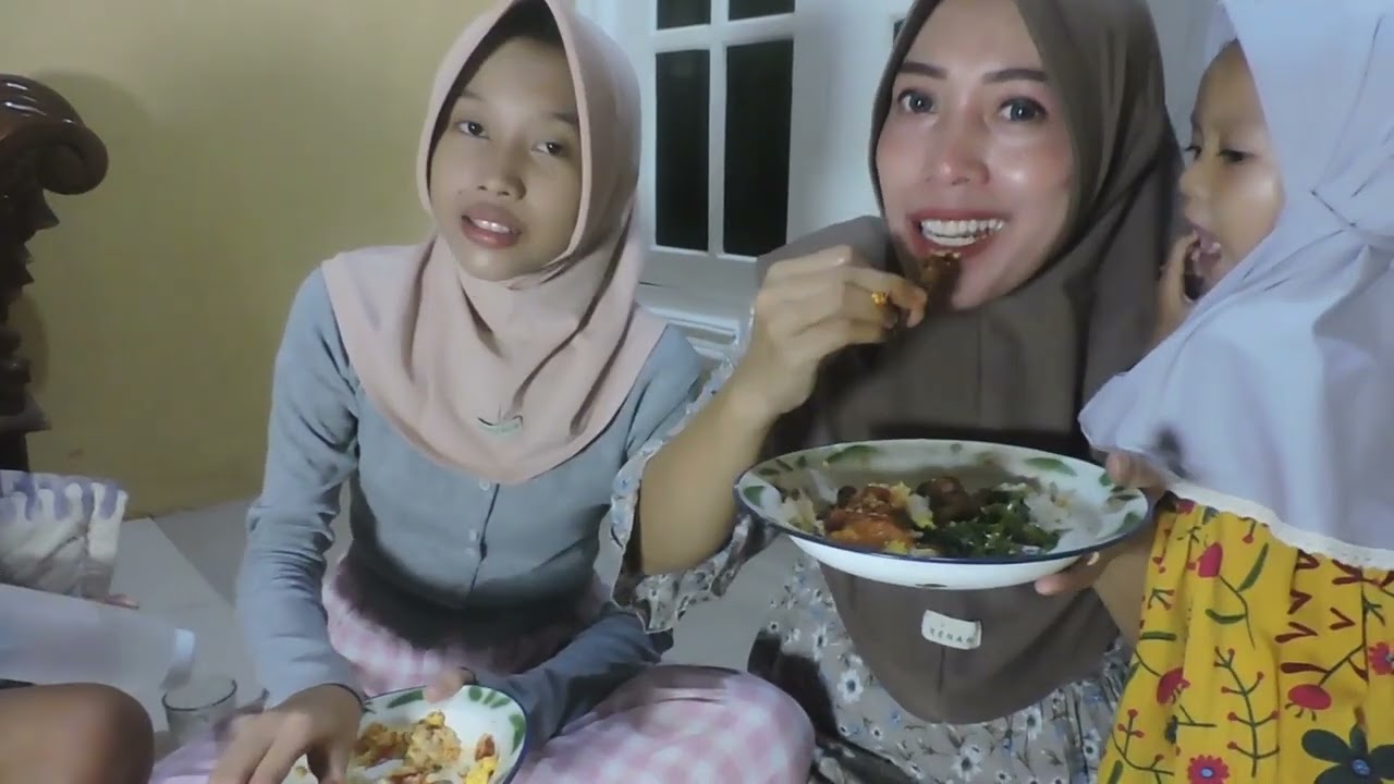 BUSYETTT !!! MENUNYA NIKMAT BANGET GAESSS, WAYAHE MANGAN BARENG KELUARGA