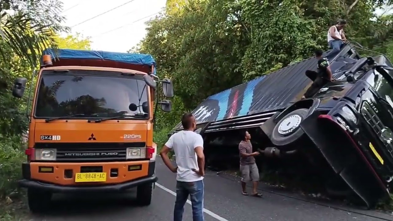 Proses evakuasi truck hino yang sangat mengerikan sampai menimbulkan percikan api dan seling putus 