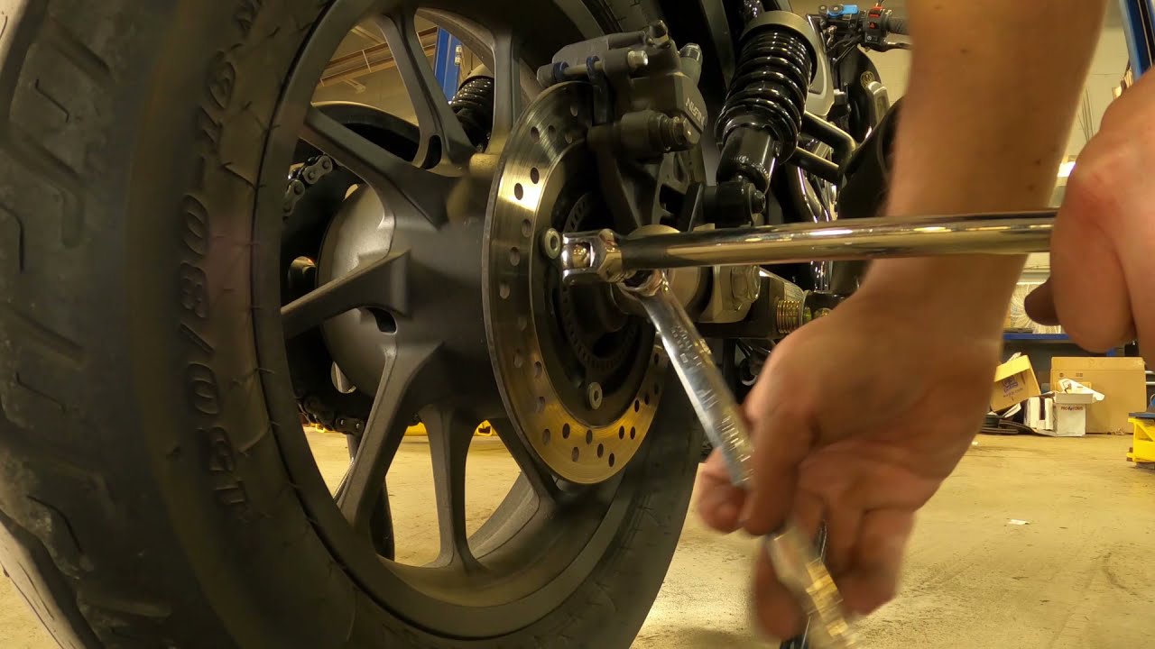 Техническое обслуживание и регулировка цепи Honda Rebel.