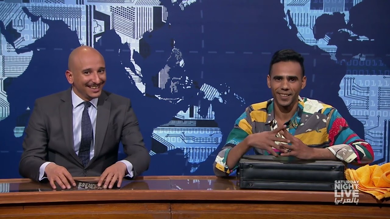 الأستاذ حاتم المزين مصمم يحلق لخالد منصور وسط النشرة #snl_بالعربي