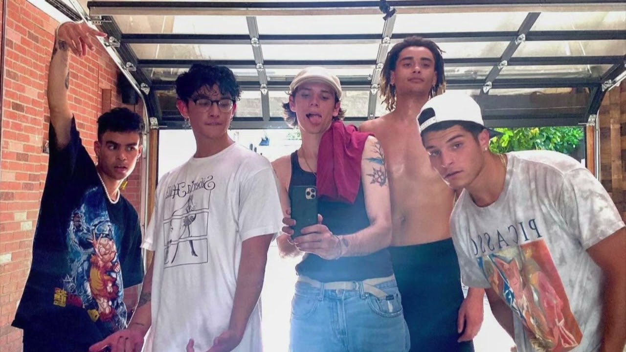 PRETTYMUCH - Same Place