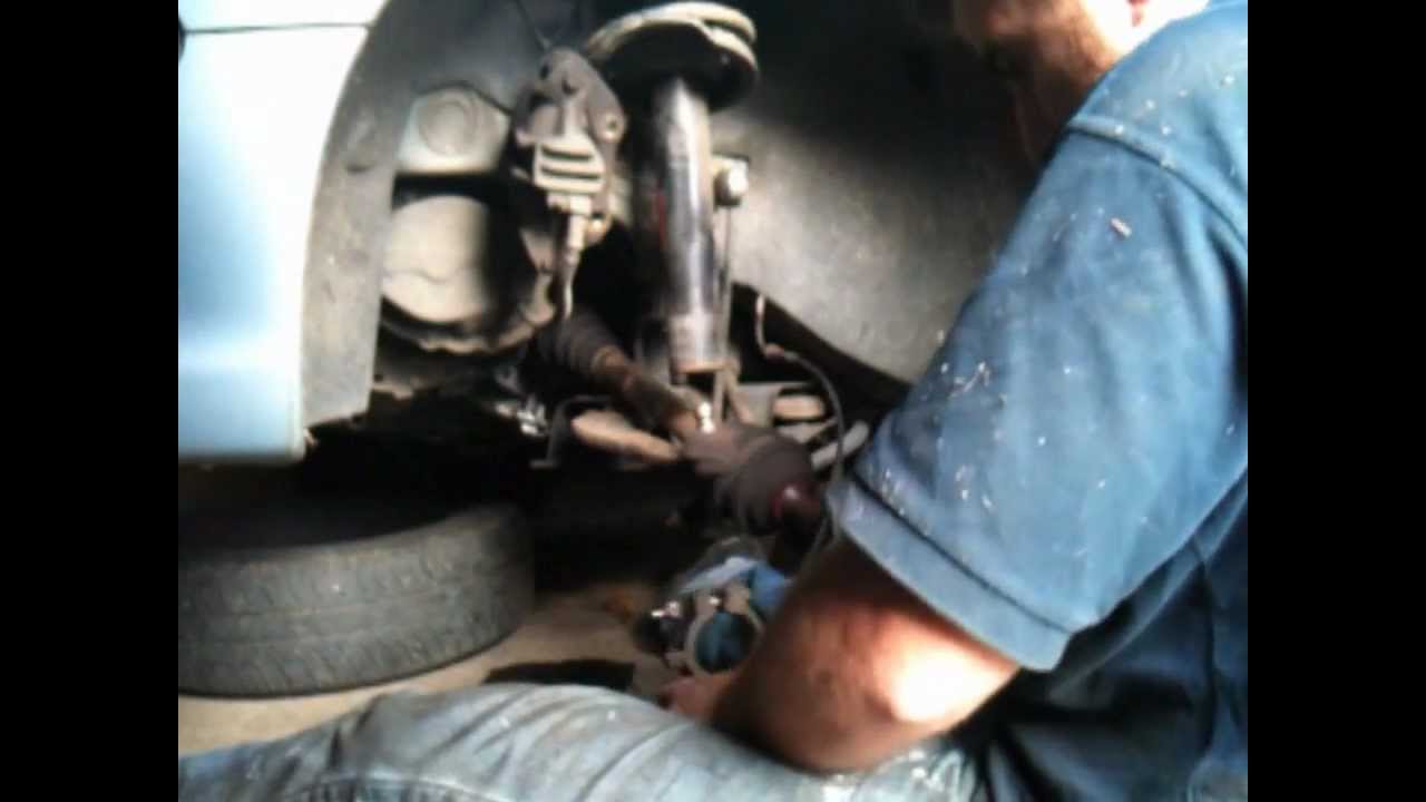 Demontage du porte fusée, l'étrier et la rotule de direction Peugeot 206