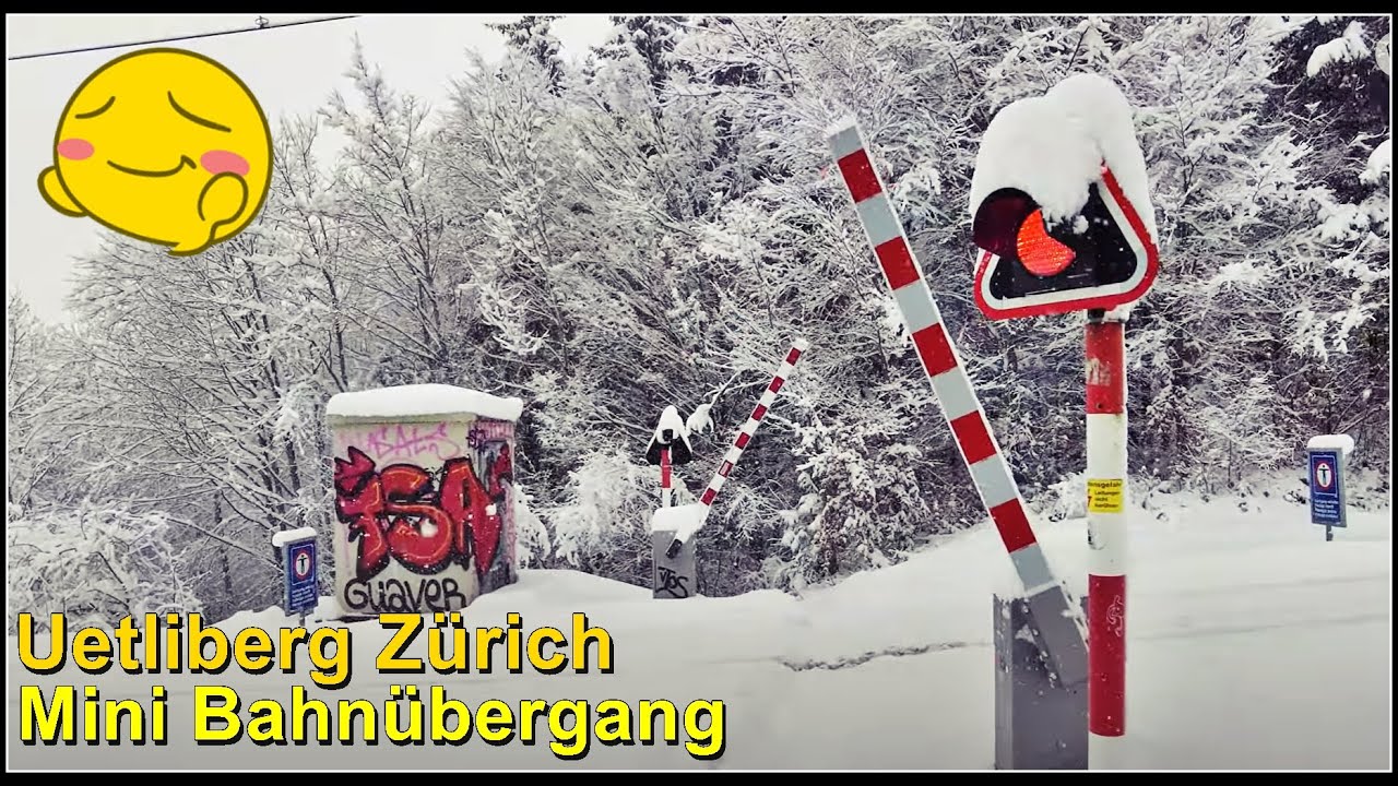Verschneiter mini Bahnübergang im Wald beim Uetliberg Zürich