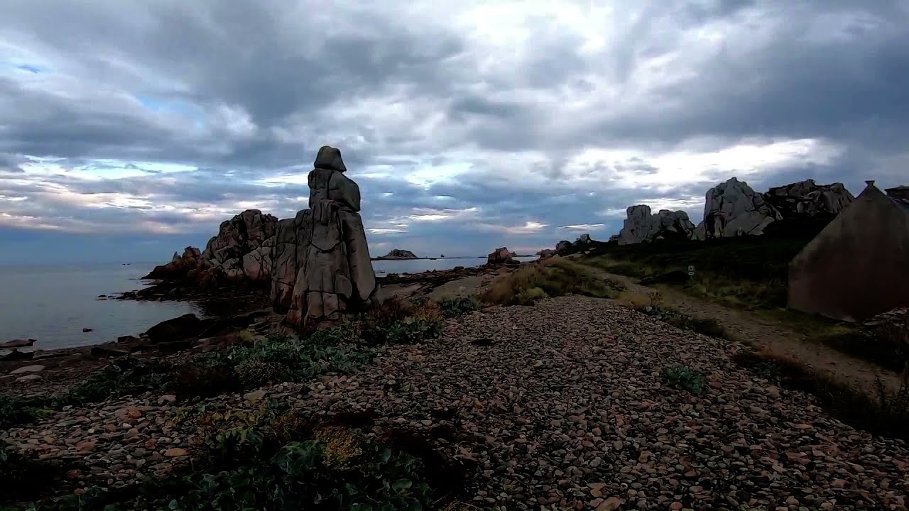 Lever du jour sur le GR34 &agrave; Plougrescant en ao&ucirc;t 2021 - Bretagne / C&ocirc;tes d'Armor
