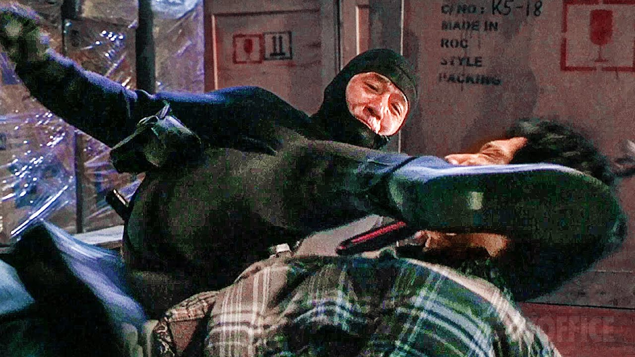 Jackie Chan ata a un tipo con sus cordones | El Poder Del Talismán | Clip en Español