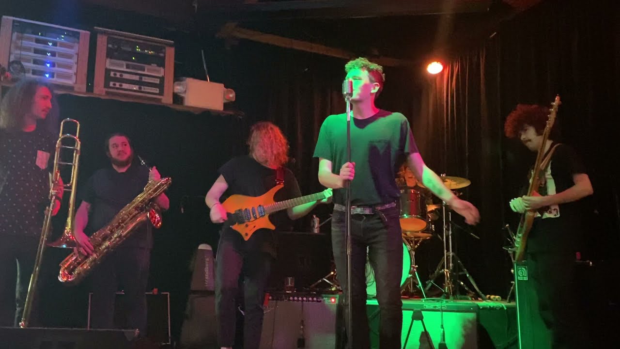 Sean Hobbes + The Hi Res - Love Somebody [Live At Darwin's Pub]