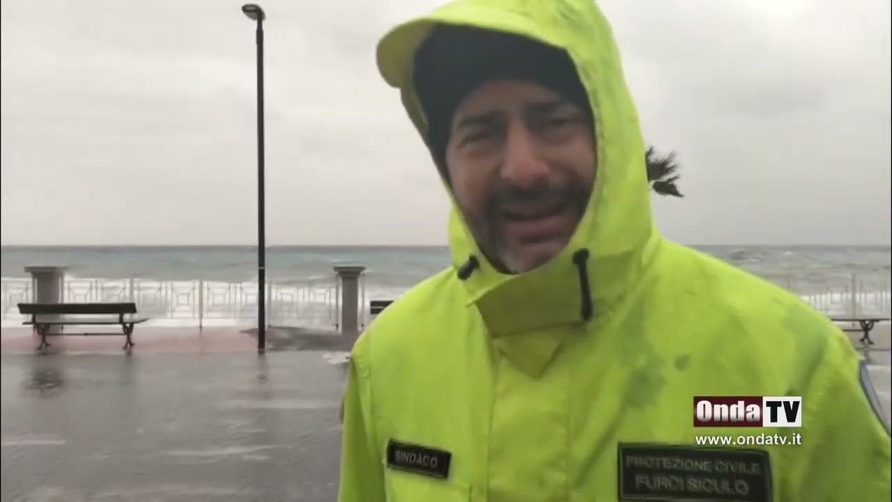 La furia delle onde travolge il lungomare di Furci Siculo