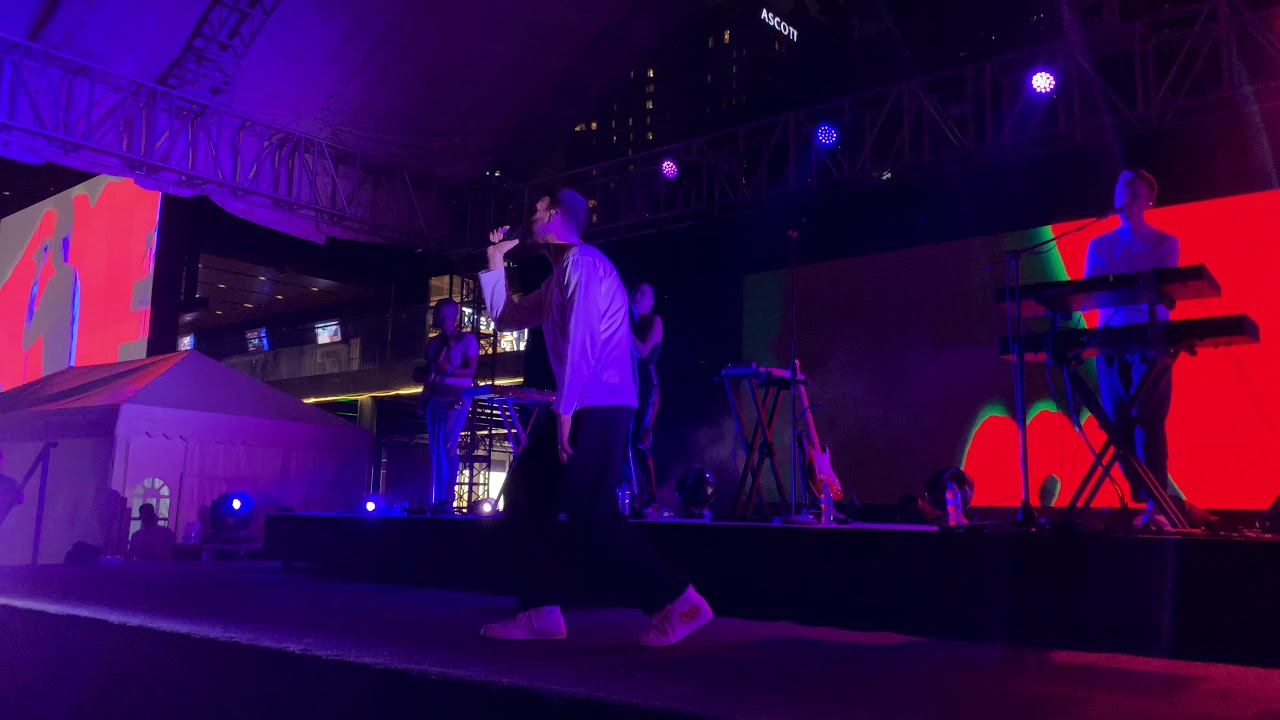 HONNE - Warm on a Cold Night (LIVE @ Bonifacio High Street)