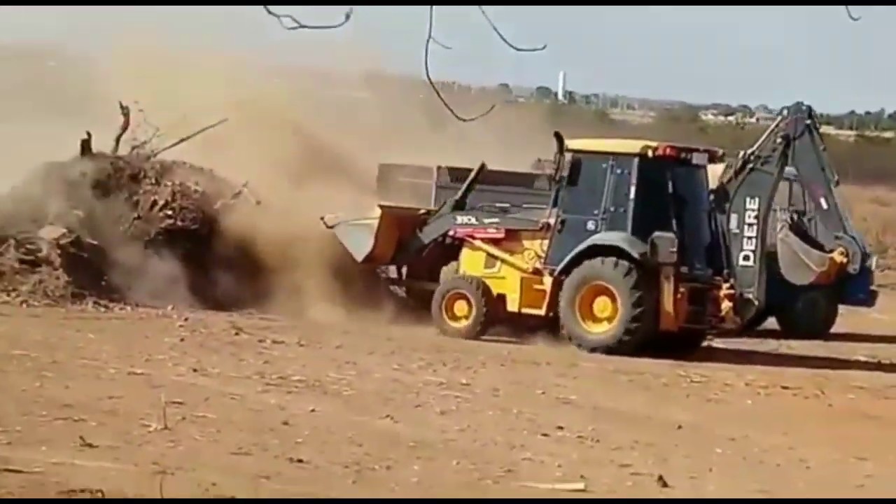 Retroescavadeira John Deere.
