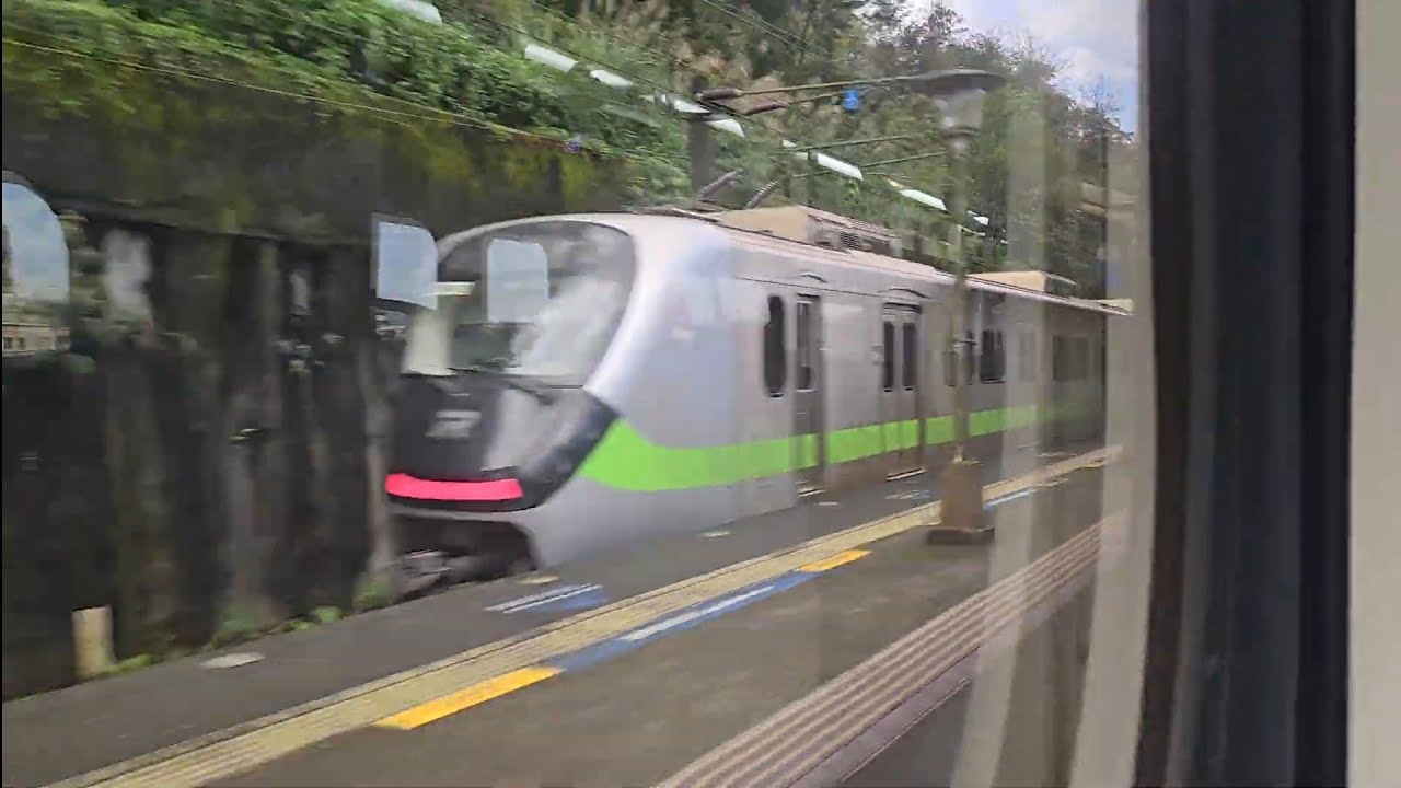 1135次基隆發車經由西部幹線開往北湖銀綠色微笑號EMU900型十輛一編組EMU946區間車，6831次七堵發車經由山線開往嘉義E500型鳴日色金光牌E529單電力機車頭+七節新式自動門莒光號入伍專列