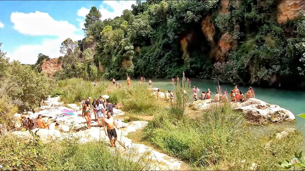 ES UNA LOCURA ESTE LUGAR, ANNA VALENCIA.