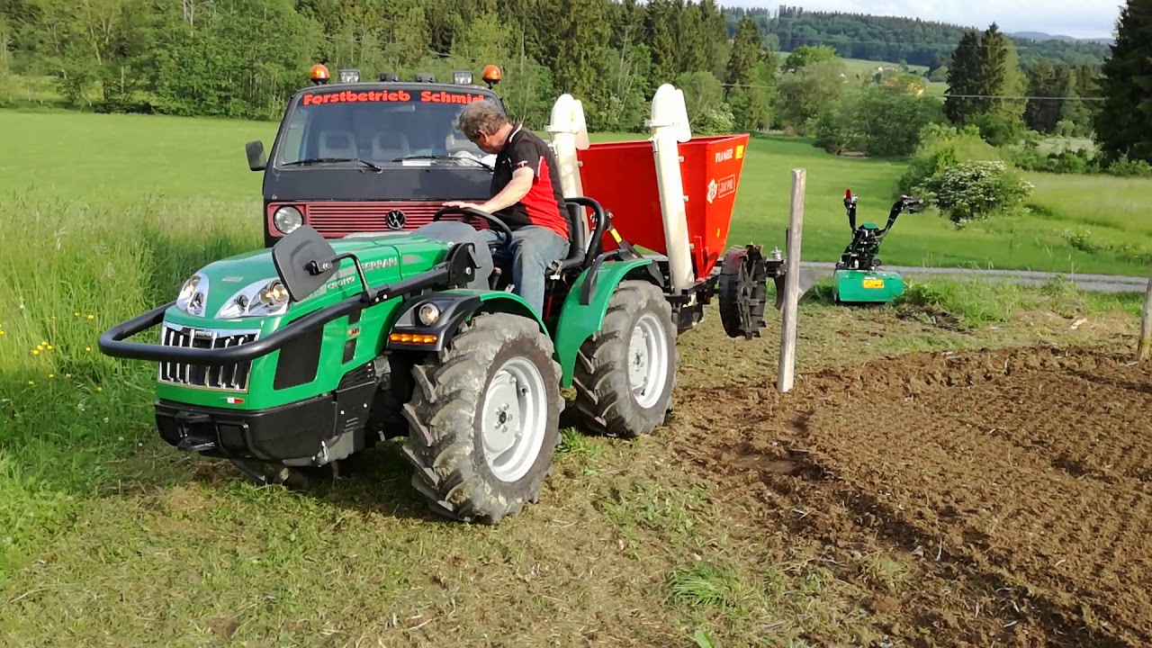 Ferrari Schmalspur-Allradtraktor CROMO K30 AR Knicklenkung mit Kartoffel-Legemaschine
