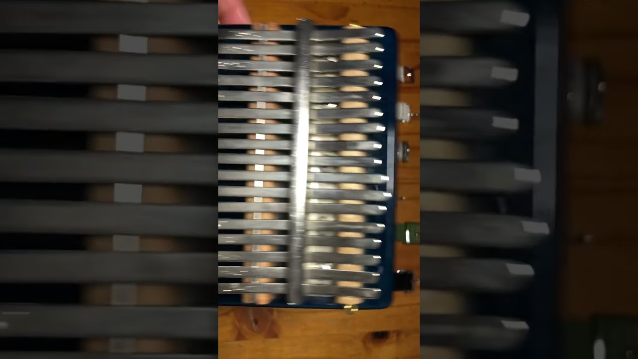 Klepperman van elleven - zang/op kalimba- Yvonne van der Laan