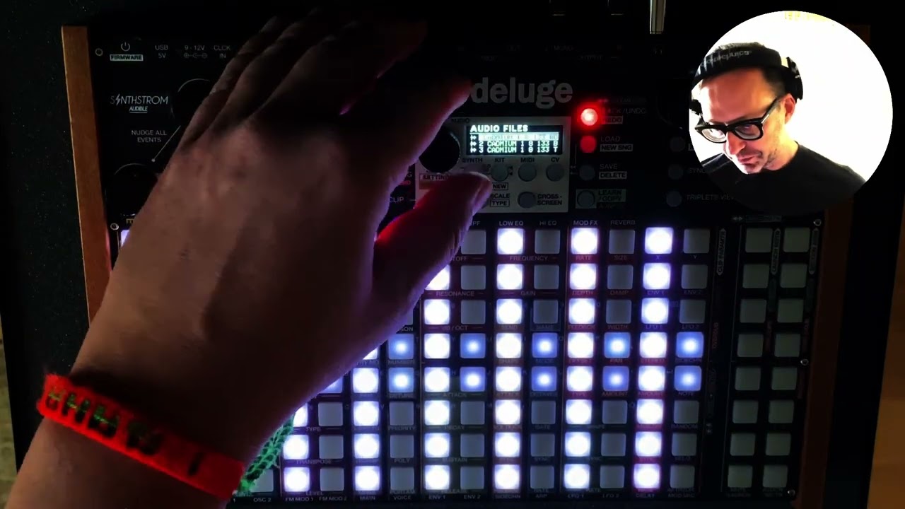 Tutorial: How to transition from one track to another in a live situation on the Synthstrom Deluge?