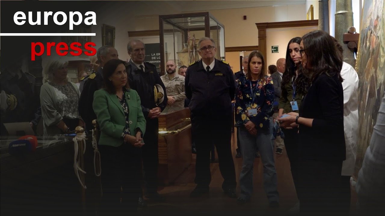 Robles visita al equipo restaurador del cuadro atacado en el Museo Naval y agradece su labor