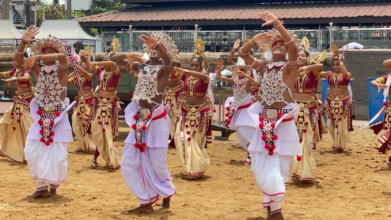 රුවන්වැලිසැය අබියස වෙස් පැලදිම