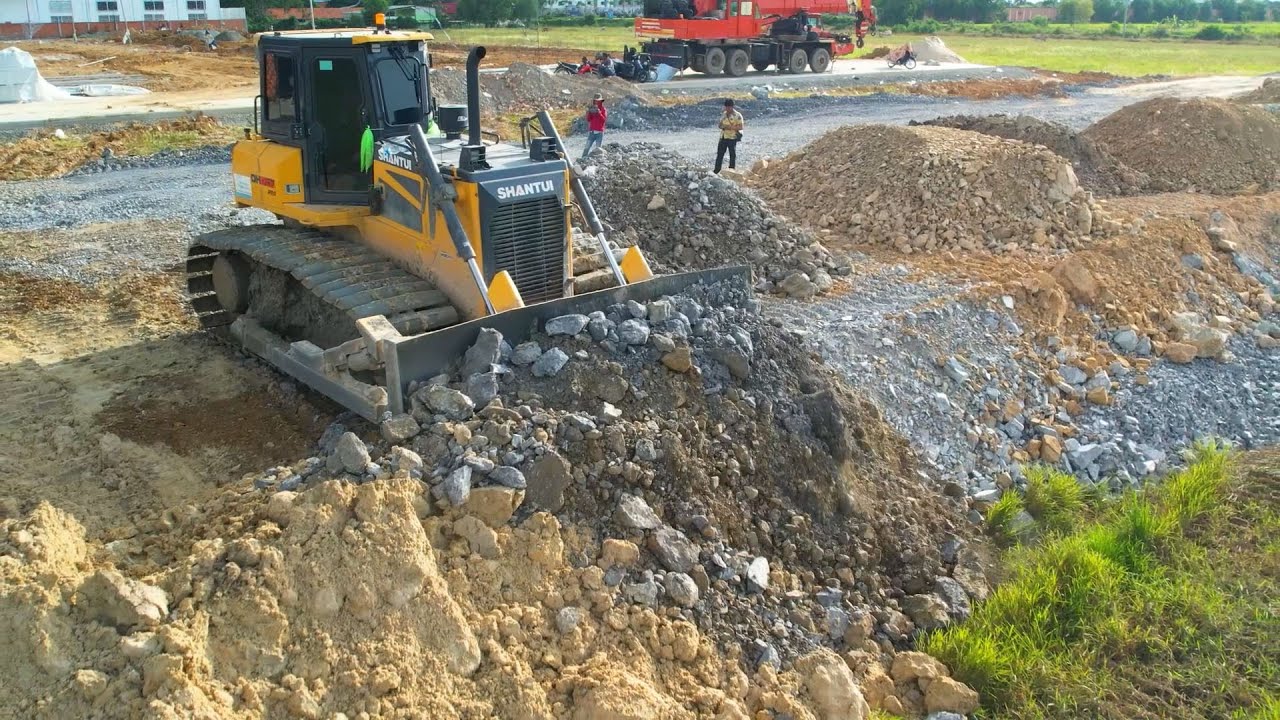 Update Road connection By Dozers SHANTUI Push Stone Into Water & Across Lake With 25.5t Trucks