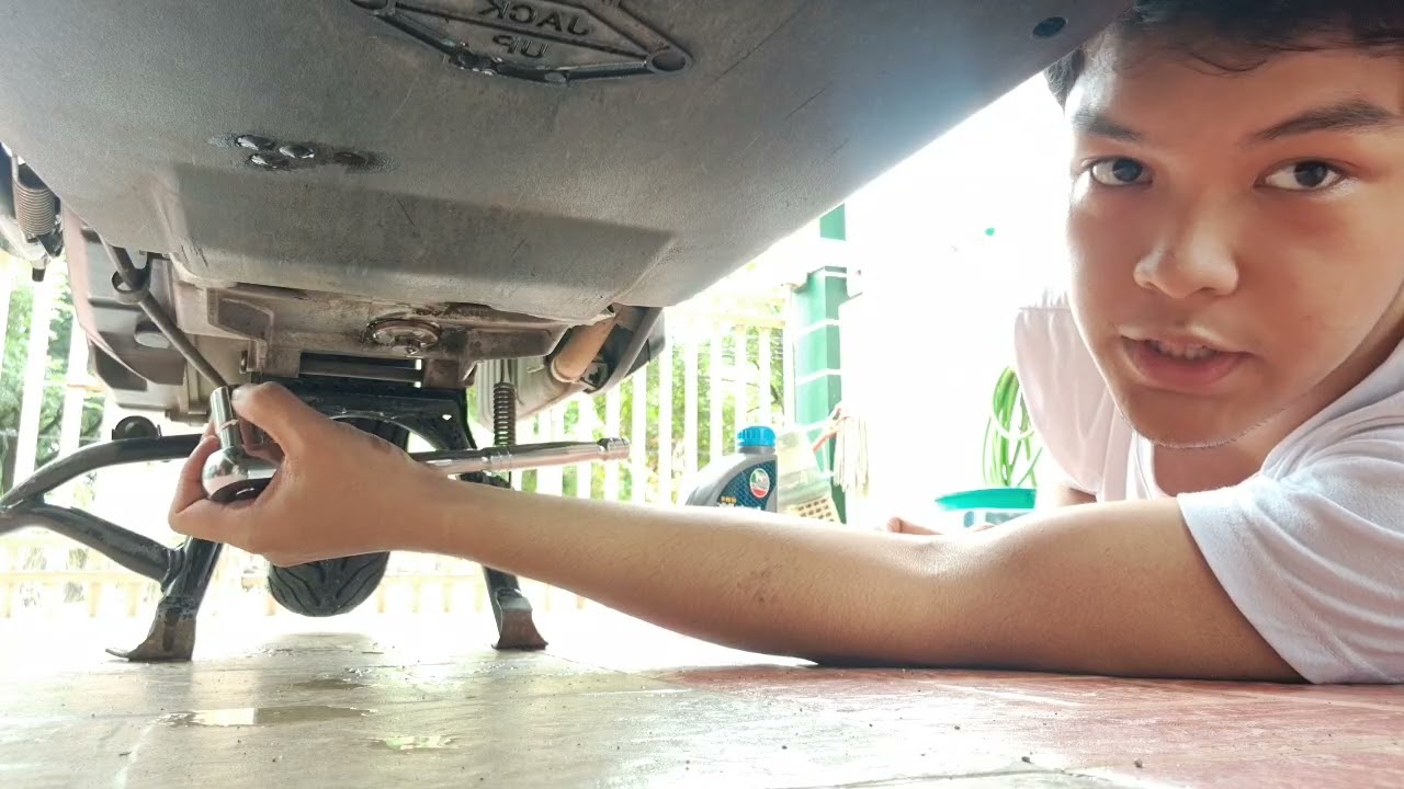 Suzuki Burgman 125 EX: how to change ENGINE OIL.