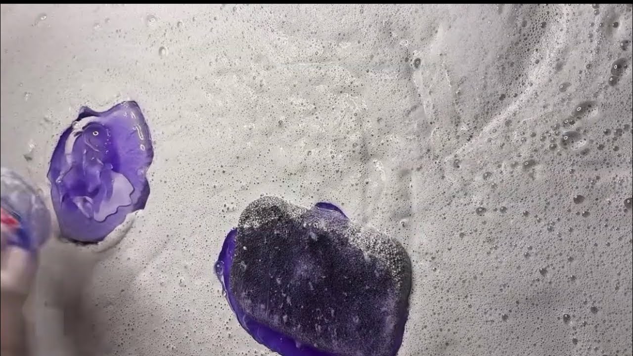 Высыпаю стиральный порошок и средство для мытья посуды, и это очень приятно #asmr #странноприятно...