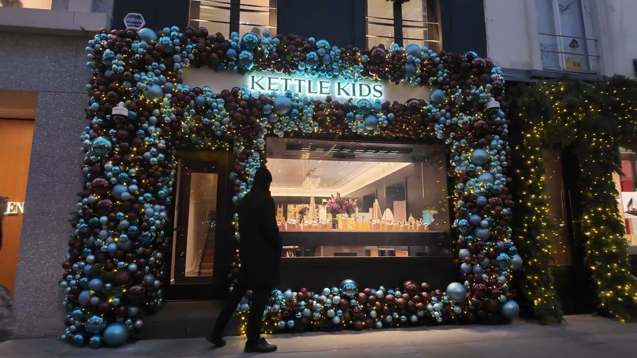 XMAS DESCENDS UPON BOND STREET