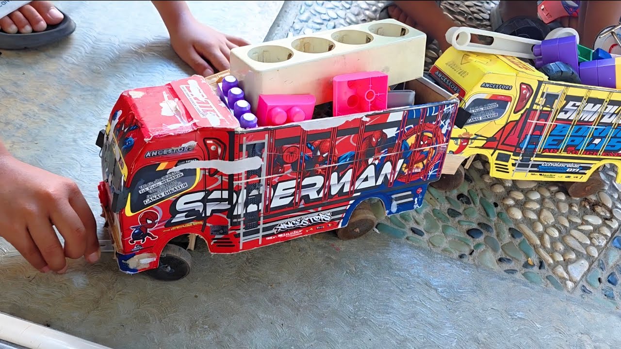 TRUK MAINAN TRUK OLENG MUATAN DIKAWAL MOBIL  POLISI 