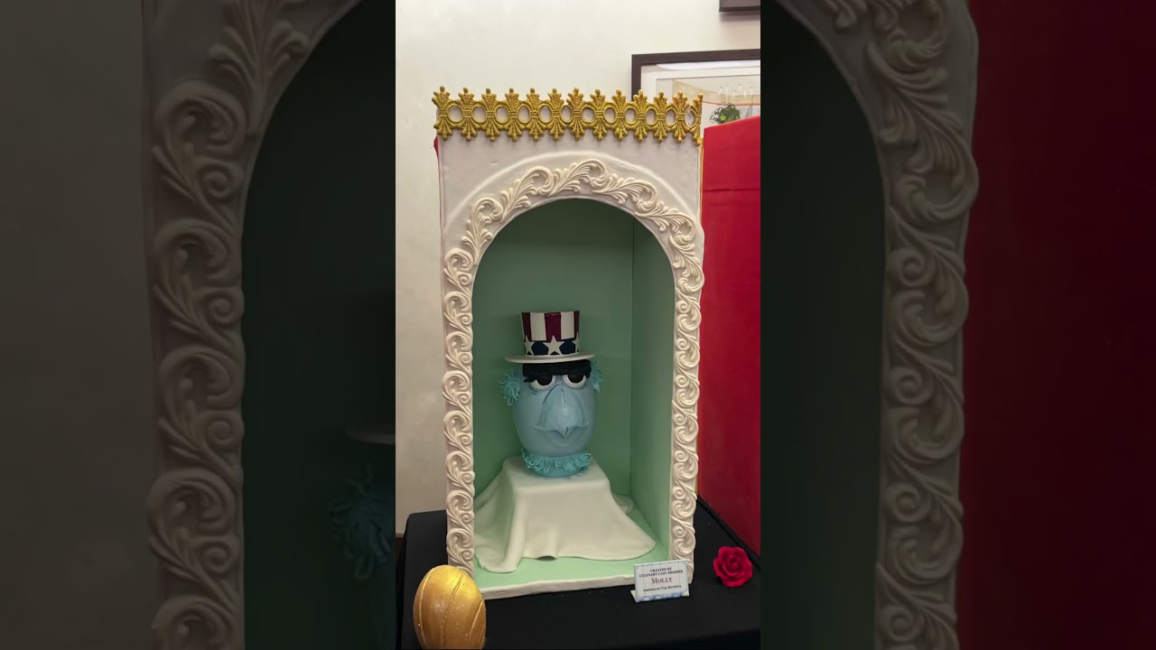 Выставка яиц с Маппетами в лобби отеля Disney&rsquo;s Contemporary Resort #disney #muppets #jennifercaruso