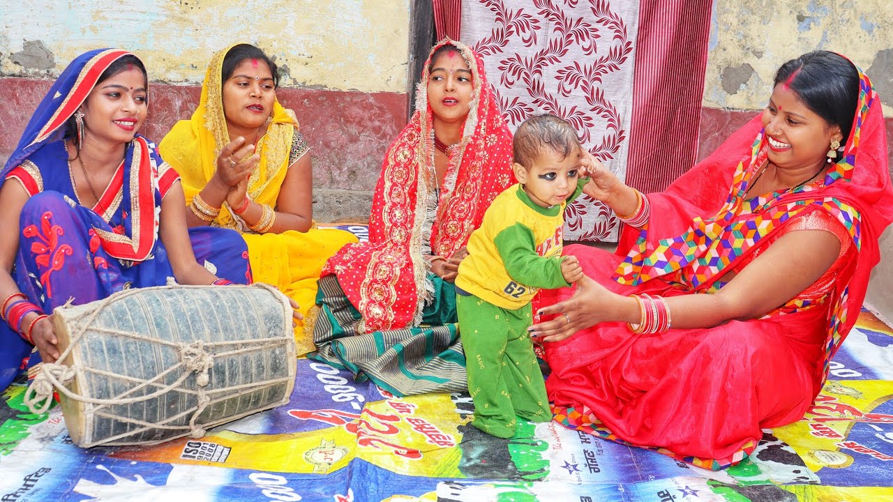 देखिये गांव देहात मे जब लड़का होता है,तो कैसे सोहर गीत गा कर नाचती है औरतें। |kajal sharma comedy
