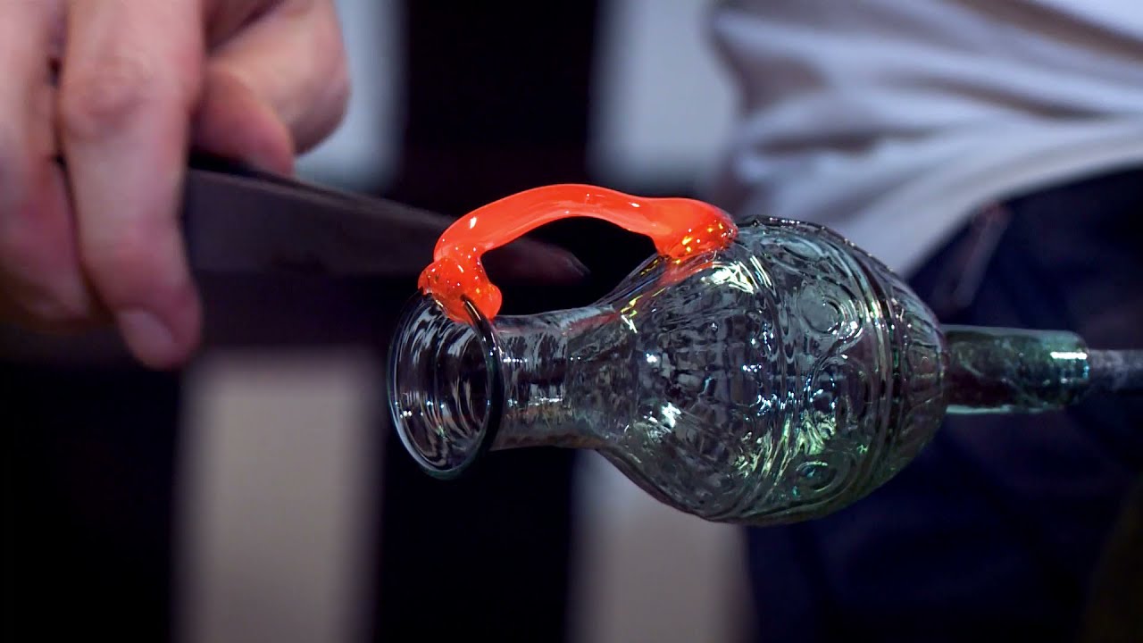 Souffler le verre dans un moule