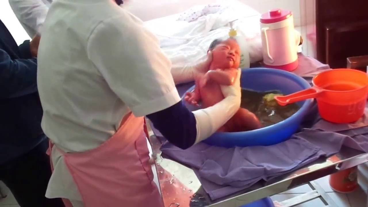 Hướng dẫn tắm cho bé sơ sinh  3 ngày tuôi