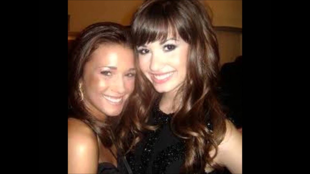 Demi Lovato and her sisters