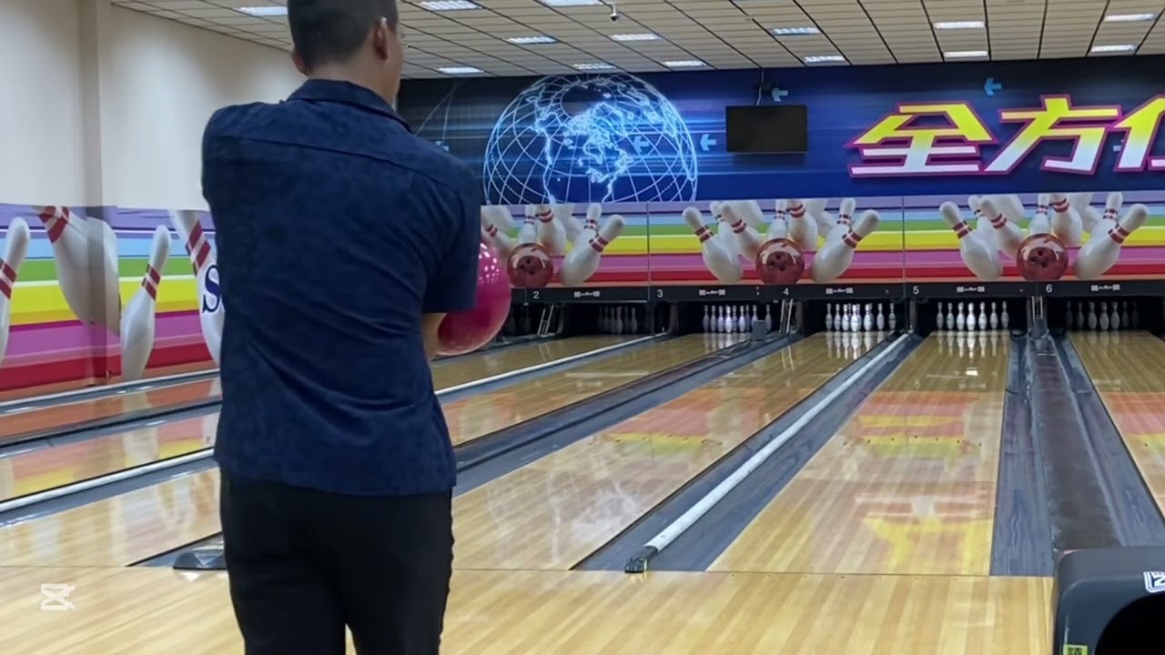 2025 10 31 Two hand style Bowling Practice  保齡球 雙手曲練習 at 員林全方位