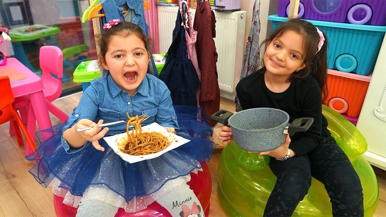 Öykü wants to eat Black Noodle Masal feeds Sister